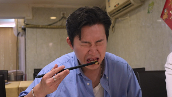 試真D｜江美儀廣州挑戰「全蟲蟲宴」畫面極震撼！原隻水曱甴嚇到GM驚現毁容級表情