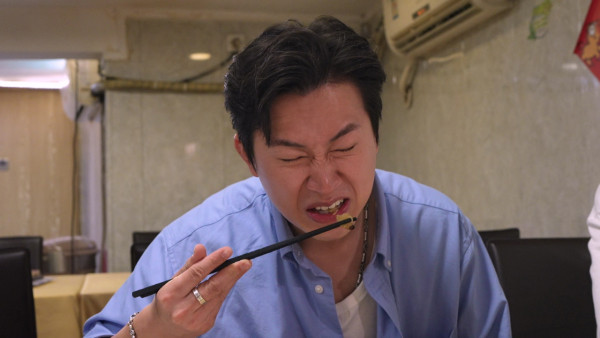 試真D｜江美儀廣州挑戰「全蟲蟲宴」畫面極震撼！原隻水曱甴嚇到GM驚現毁容級表情