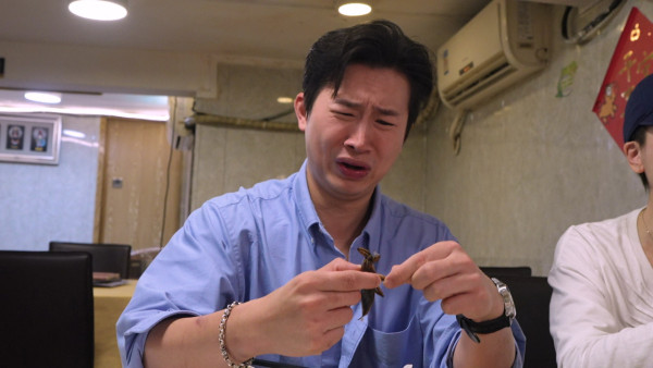 試真D｜江美儀廣州挑戰「全蟲蟲宴」畫面極震撼！原隻水曱甴嚇到GM驚現毁容級表情