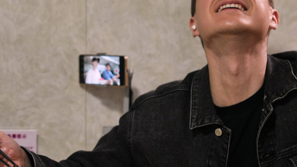 試真D｜江美儀廣州挑戰「全蟲蟲宴」畫面極震撼！原隻水曱甴嚇到GM驚現毁容級表情