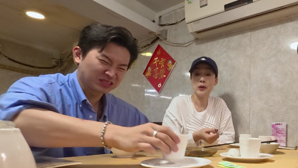 試真D｜江美儀廣州挑戰「全蟲蟲宴」畫面極震撼！原隻水曱甴嚇到GM驚現毁容級表情