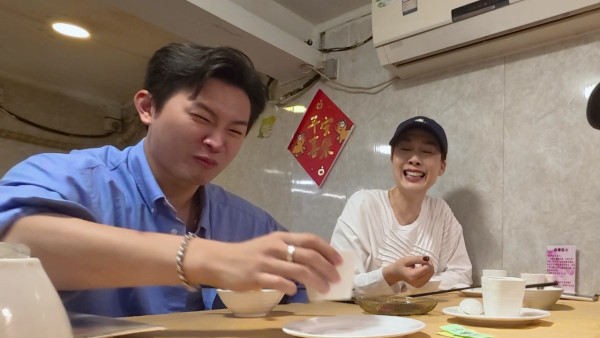 試真D｜江美儀廣州挑戰「全蟲蟲宴」畫面極震撼！原隻水曱甴嚇到GM驚現毁容級表情