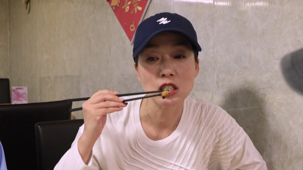 試真D｜江美儀廣州挑戰「全蟲蟲宴」畫面極震撼！原隻水曱甴嚇到GM驚現毁容級表情