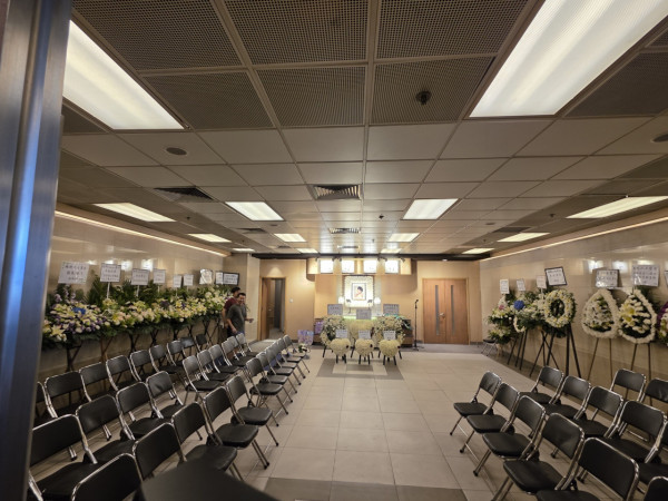 施明設靈｜李泳豪太太現場被拒諸門外 證實署名花牌遭棄置：畀佢扔咗去後樓梯