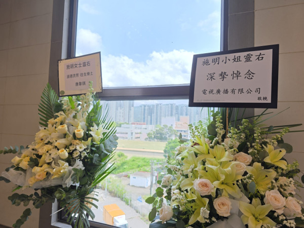 施明設靈｜李泳豪太太現場被拒諸門外 證實署名花牌遭棄置：畀佢扔咗去後樓梯