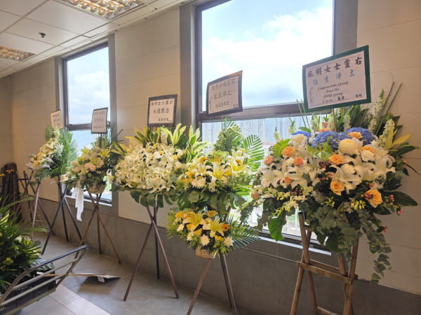 施明設靈｜李泳豪太太現場被拒諸門外 證實署名花牌遭棄置：畀佢扔咗去後樓梯