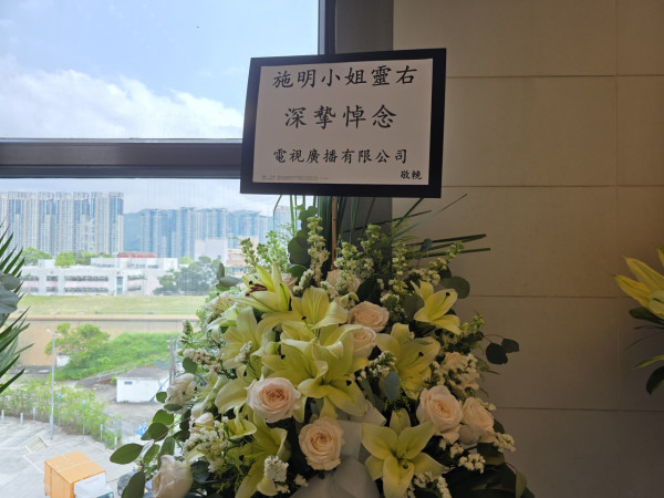 施明設靈｜李泳豪太太現場被拒諸門外 證實署名花牌遭棄置：畀佢扔咗去後樓梯