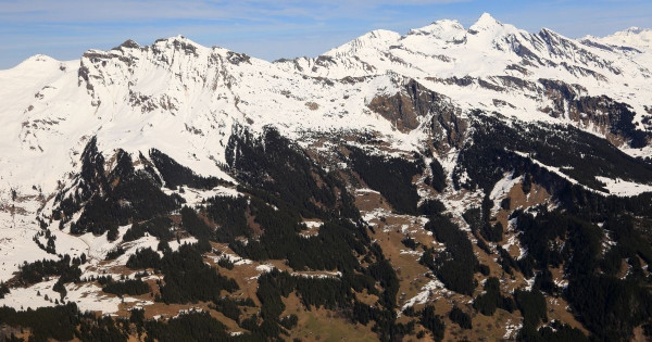 瑞士阿爾卑斯山2680米山峰驚現「活春宮」 情侶觀景台親熱遭天氣鏡頭全程直播 