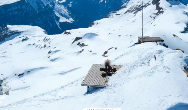 瑞士阿爾卑斯山2680米山峰驚現「活春宮」 情侶觀景台親熱遭天氣鏡頭全程直播 
