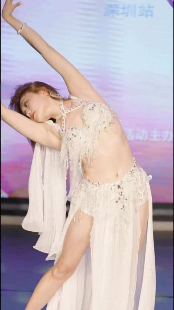 關嘉敏谷胸出戰肚皮舞比賽連奪兩冠 白滑美胸自然抖動逼到爆令人噴鼻血