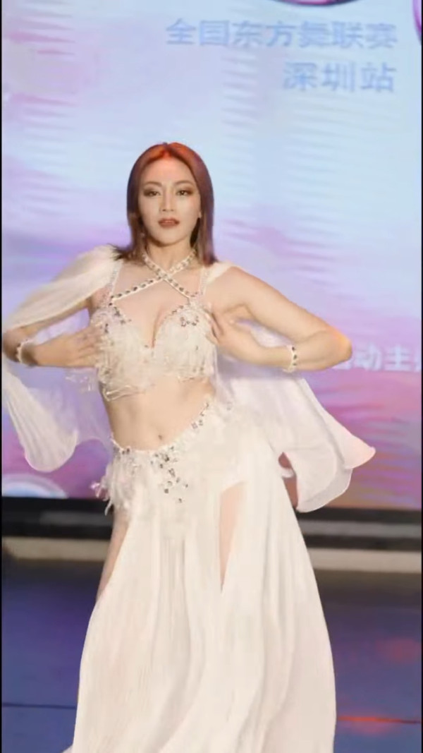 關嘉敏谷胸出戰肚皮舞比賽連奪兩冠 白滑美胸自然抖動逼到爆令人噴鼻血