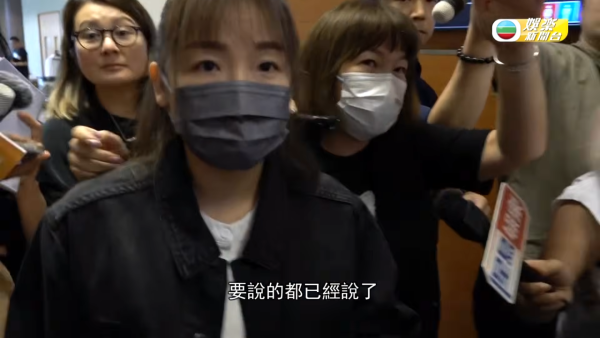 施明設靈｜李泳豪太太現場被拒諸門外 證實署名花牌遭棄置：畀佢扔咗去後樓梯