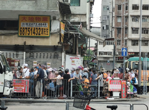 元朗驚現百人長龍！銀髮族冒暑排隊領1物遭諷貪小便宜 網民反駁：排隊背後另有真相