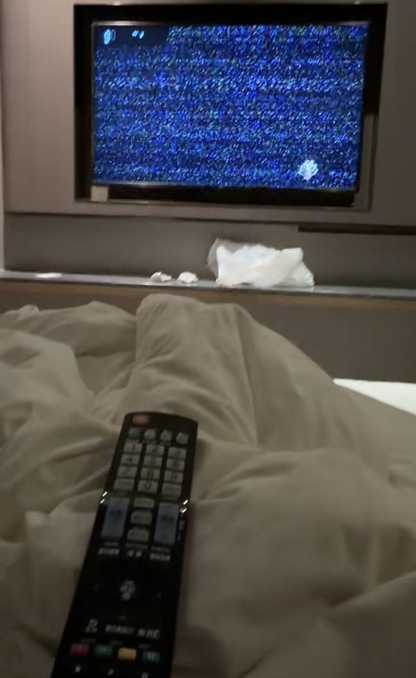 九龍5星酒店連環撞鬼！電視半夜狂播雪花 獨住女崩潰逃亡揭猛鬼經歷