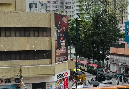 香港4月驚現「飄雪」奇景？輕鐵駛過一剎那美如動畫 網民反崩潰：口罩要戴兩層