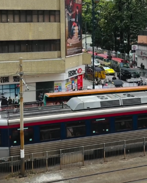 香港4月驚現「飄雪」奇景？輕鐵駛過一剎那美如動畫 網民反崩潰：口罩要戴兩層