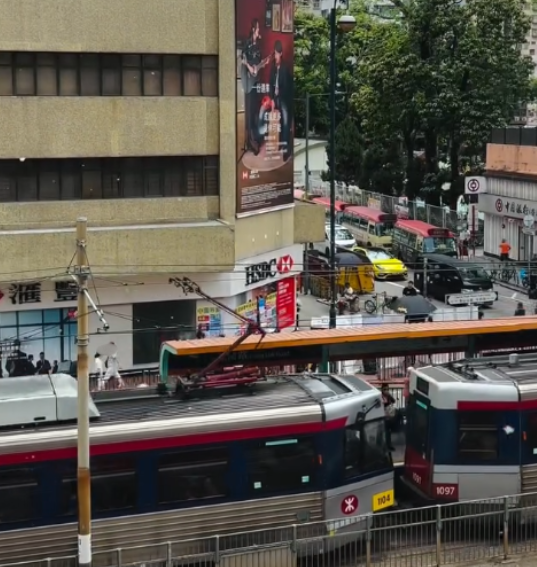 香港4月驚現「飄雪」奇景？輕鐵駛過一剎那美如動畫 網民反崩潰：口罩要戴兩層