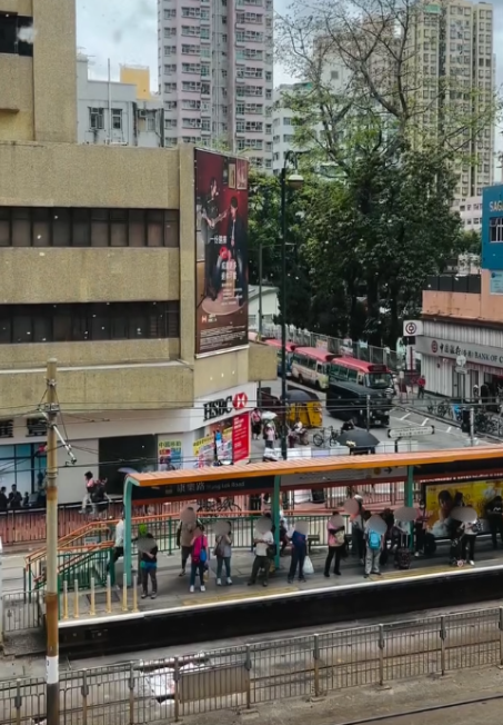 香港4月驚現「飄雪」奇景？輕鐵駛過一剎那美如動畫 網民反崩潰：口罩要戴兩層