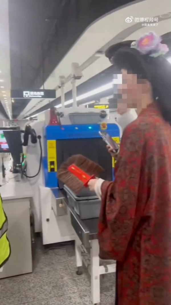 漢服是「奇裝異服」？女子著漢服搭上海地鐵被拒 當場怒批：我們是中國人又不是日本人！ 