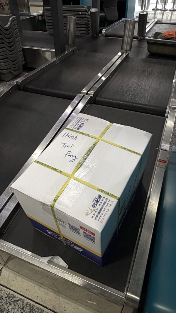 飛機乘客帶1款行李箱遭航空公司拒上機！被逼「寄箱回家」改用紙箱出國 