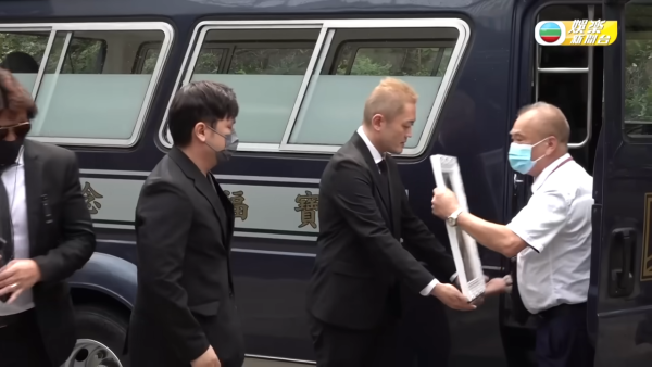 施明出殯｜李泳漢激動認包攬媽媽喪葬費 怒斥：「佢哋兩個一毫子都冇俾過」