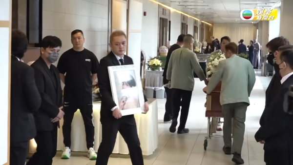 施明出殯｜李泳漢激動認包攬媽媽喪葬費 怒斥：「佢哋兩個一毫子都冇俾過」