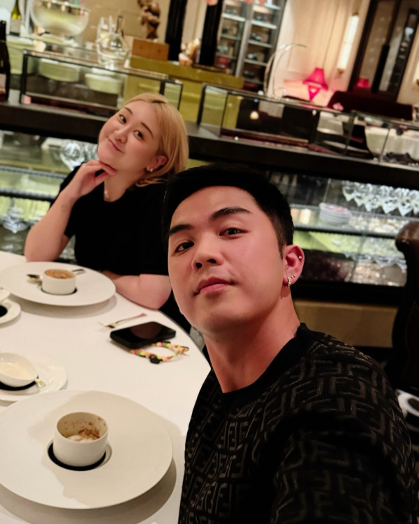 「億萬駙馬」伍富橋太太被爆疑低調懷孕！拍片意外洩密曝光一個細節有喜訊