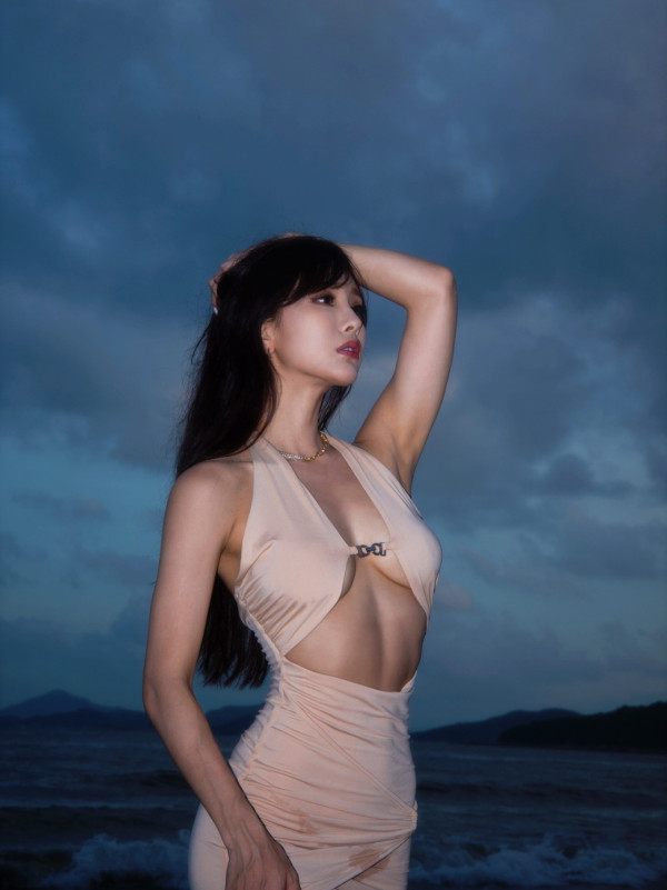 陳靜Dada晒裸色泳衣照尺度驚人 下胸誘惑「僅靠一扣」支撐胸形畢露