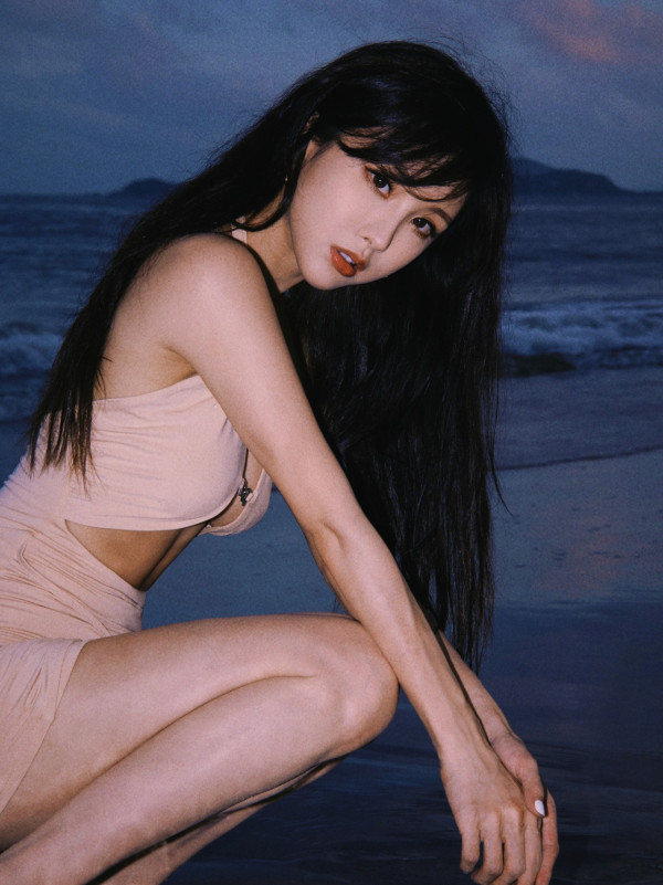 陳靜Dada晒裸色泳衣照尺度驚人 下胸誘惑「僅靠一扣」支撐胸形畢露