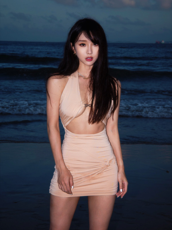 陳靜Dada晒裸色泳衣照尺度驚人 下胸誘惑「僅靠一扣」支撐胸形畢露
