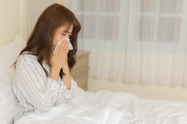 香港4月驚現「飄雪」奇景？輕鐵駛過一剎那美如動畫 網民反崩潰：口罩要戴兩層