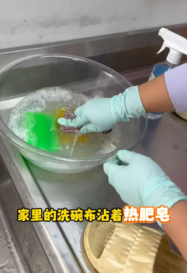 新鞋最怕鞋頭有摺痕？達人教2招零成本還原靚鞋！揭番梘隱藏用法 加ＯＯ去污力大爆發 白鞋/拖鞋極速洗淨