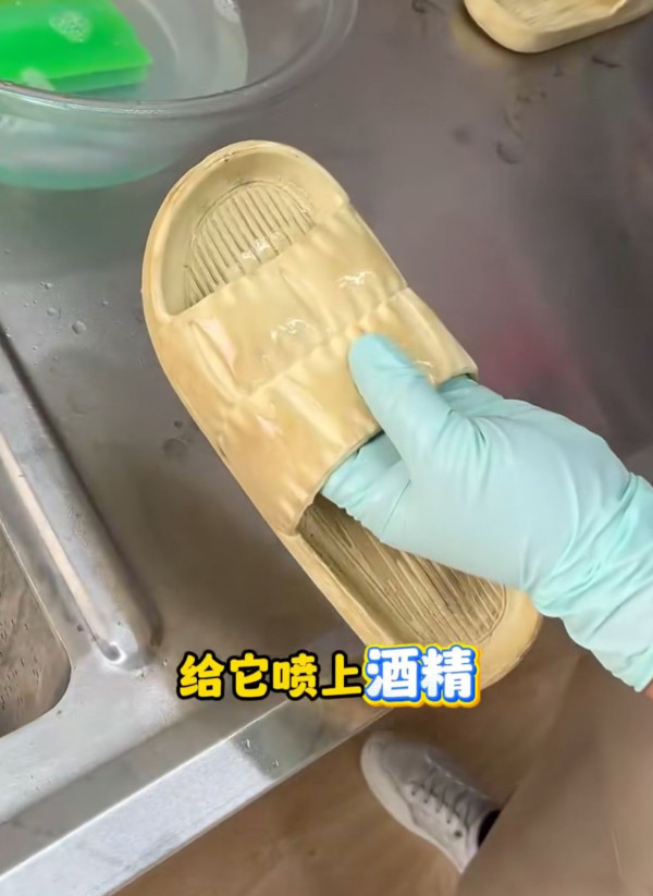 新鞋最怕鞋頭有摺痕？達人教2招零成本還原靚鞋！揭番梘隱藏用法 加ＯＯ去污力大爆發 白鞋/拖鞋極速洗淨