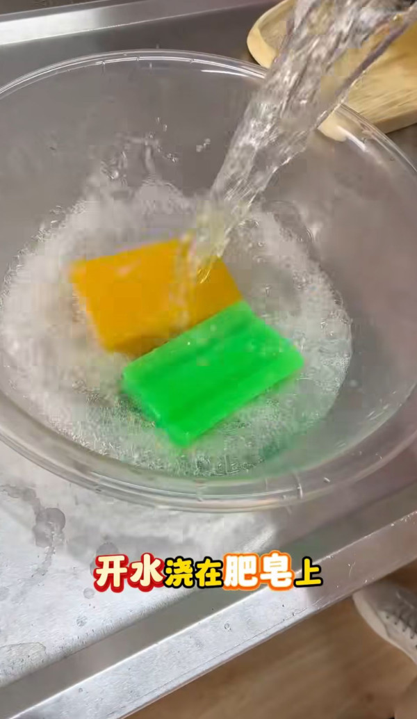 新鞋最怕鞋頭有摺痕？達人教2招零成本還原靚鞋！揭番梘隱藏用法 加ＯＯ去污力大爆發 白鞋/拖鞋極速洗淨