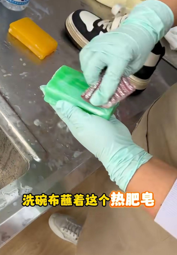 新鞋最怕鞋頭有摺痕？達人教2招零成本還原靚鞋！揭番梘隱藏用法 加ＯＯ去污力大爆發 白鞋/拖鞋極速洗淨