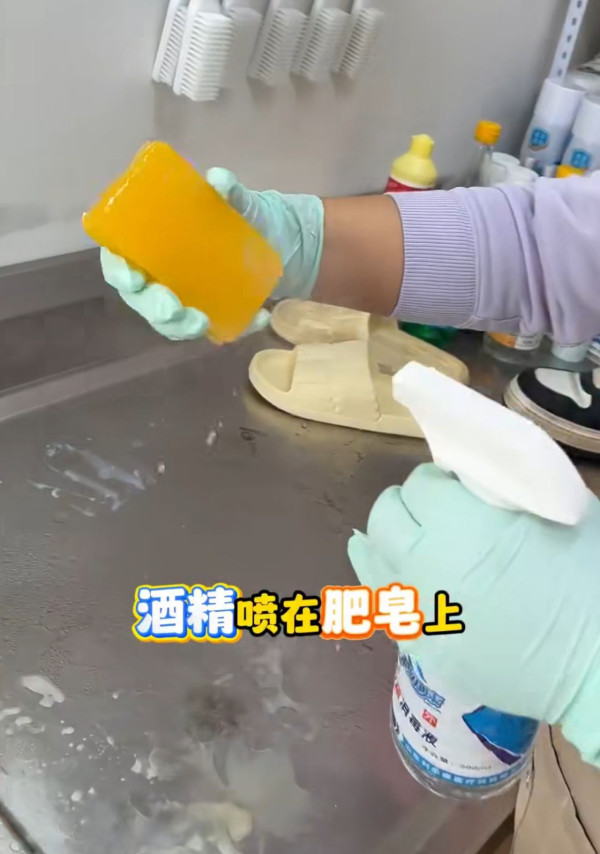 新鞋最怕鞋頭有摺痕？達人教2招零成本還原靚鞋！揭番梘隱藏用法 加ＯＯ去污力大爆發 白鞋/拖鞋極速洗淨