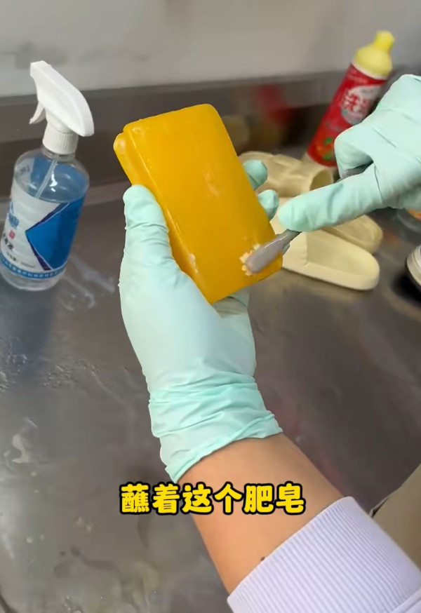 新鞋最怕鞋頭有摺痕？達人教2招零成本還原靚鞋！揭番梘隱藏用法 加ＯＯ去污力大爆發 白鞋/拖鞋極速洗淨