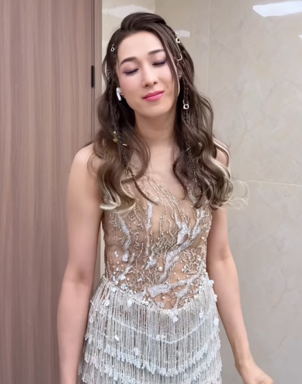 鍾嘉欣演唱會服裝指抄襲薛凱琪！設計師發文列6點炮轟：一件令人遺憾的事