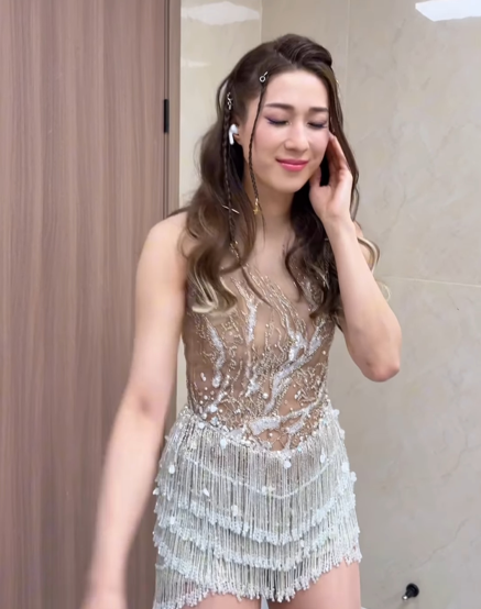 鍾嘉欣演唱會服裝指抄襲薛凱琪！設計師發文列6點炮轟：一件令人遺憾的事