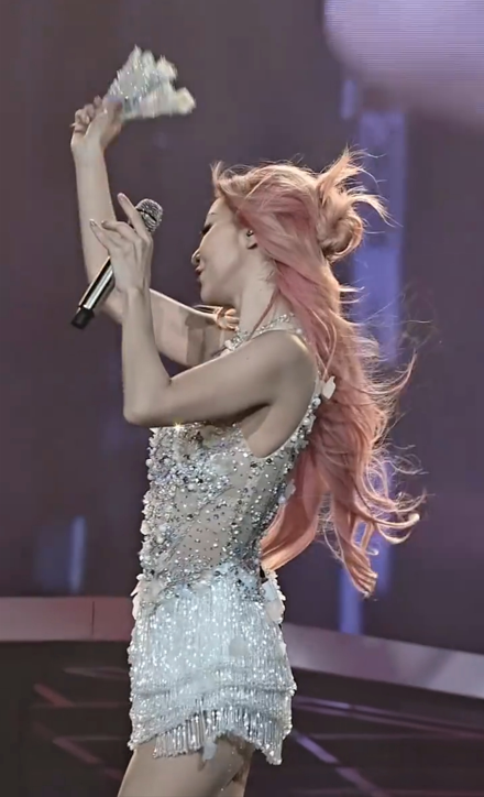 鍾嘉欣演唱會服裝指抄襲薛凱琪！設計師發文列6點炮轟：一件令人遺憾的事