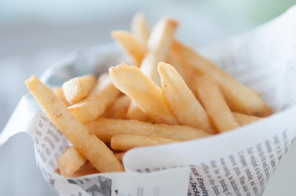 遊日注意｜日本食薯條都有禁忌？ 網民堂食做「1行為」竟惹店員恐慌 