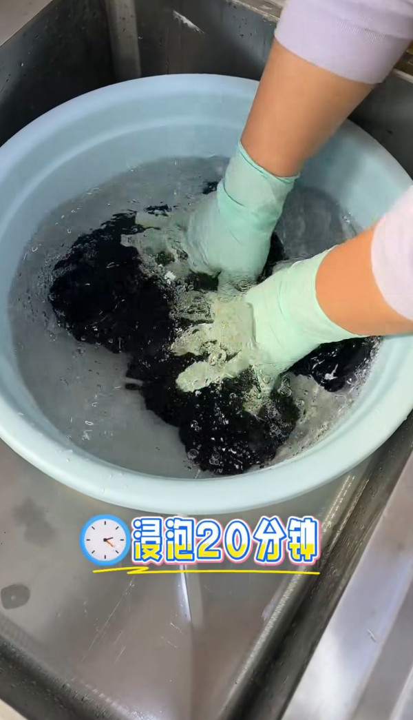 黑衫洗幾次就泛白？家事達人教你1招舊衣秒變新！成本不到$5 只需水中加3物即補色！