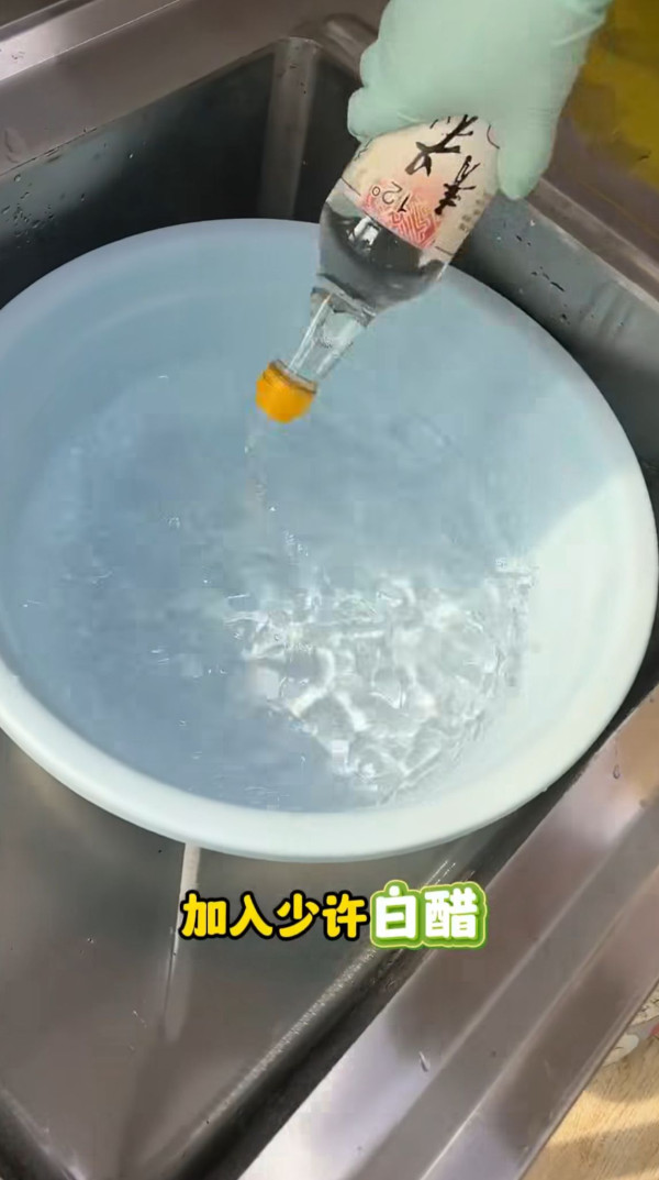 黑衫洗幾次就泛白？家事達人教你1招舊衣秒變新！成本不到$5 只需水中加3物即補色！