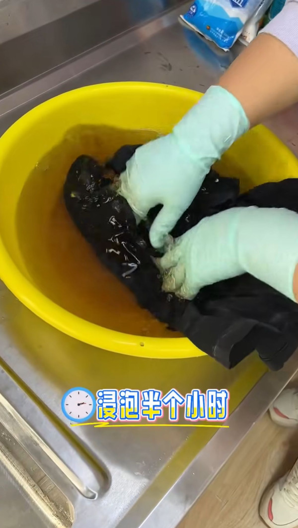 黑衫洗幾次就泛白？家事達人教你1招舊衣秒變新！成本不到$5 只需水中加3物即補色！