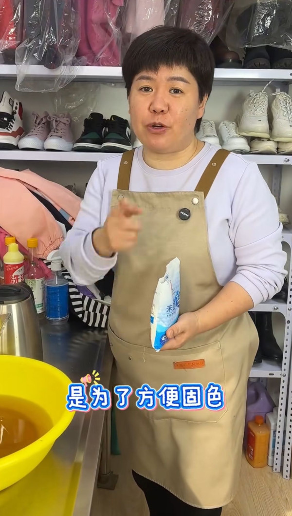 黑衫洗幾次就泛白？家事達人教你1招舊衣秒變新！成本不到$5 只需水中加3物即補色！