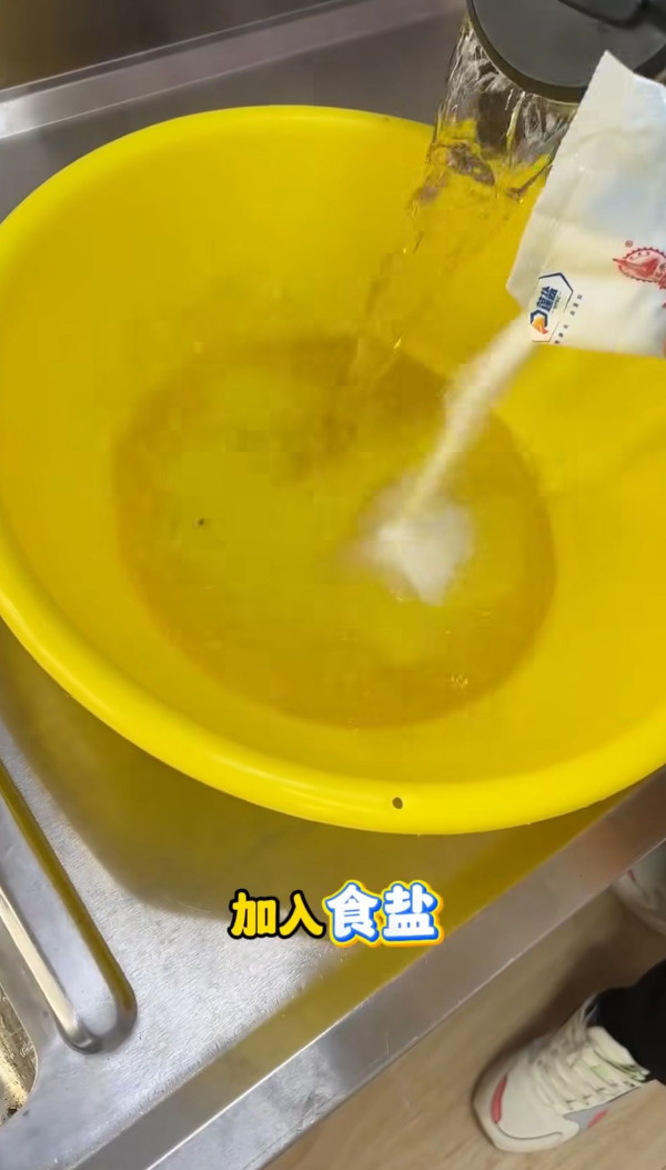 黑衫洗幾次就泛白？家事達人教你1招舊衣秒變新！成本不到$5 只需水中加3物即補色！