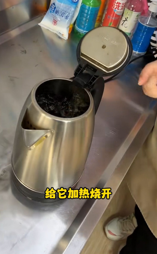 黑衫洗幾次就泛白？家事達人教你1招舊衣秒變新！成本不到$5 只需水中加3物即補色！