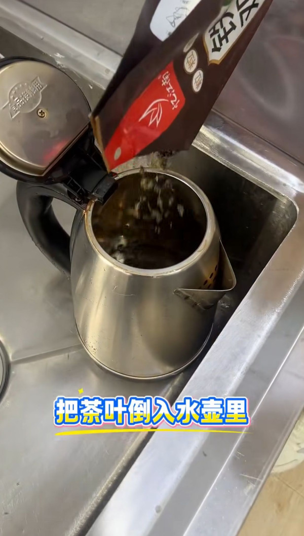 黑衫洗幾次就泛白？家事達人教你1招舊衣秒變新！成本不到$5 只需水中加3物即補色！