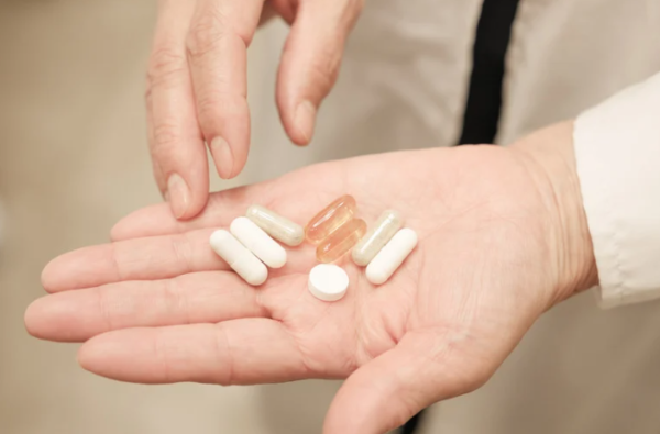 癌藥$300變$3買到？疑公院醫護教港女「北上求藥」救父：深圳買平百倍