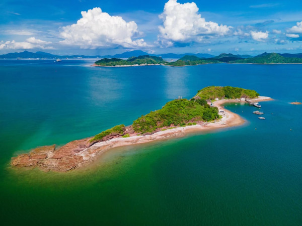 沙頭角碼頭出發 鴨洲海蝕拱都睇到。圖片來源：Facebook@香港地質公園